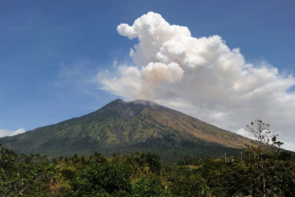 Indonesia, eruzione del vulcano Agung