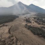 Eruzione Guatemala, le spaventose tracce dei Lahar sul Vulcano de Fuego: ecco tutte le impressionanti FOTO dall’alto