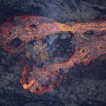 Vulcano Kilauea, incredibile devastazione: 159 case distrutte dalla lava mentre un enorme flusso si riversa nell’oceano [FOTO e VIDEO]