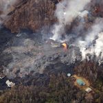 Vulcano Kilauea, incredibile devastazione: 159 case distrutte dalla lava mentre un enorme flusso si riversa nell’oceano [FOTO e VIDEO]