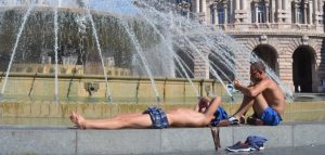 genova caldo piazza de ferrari fontana piscina