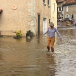 Maltempo in Francia, forti piogge e allagamenti disastrosi: strade come fiumi e vetture sommerse dall’acqua [FOTO e VIDEO]