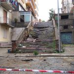 Maltempo, Reggio Calabria devastata dal temporale della notte: crolla storica scalinata in pieno centro, automobilisti soccorsi dai Vigili del Fuoco [FOTO]