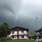 Maltempo, super caldo e violenti temporali: bombe d’acqua, grandine e tornado, sull’Italia è estate solo a metà [FOTO e VIDEO]