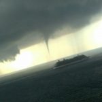 Maltempo, il tornado nello Stretto di Messina sfiora una grossa nave da crociera a Scilla: tutte le immagini [FOTO e VIDEO]