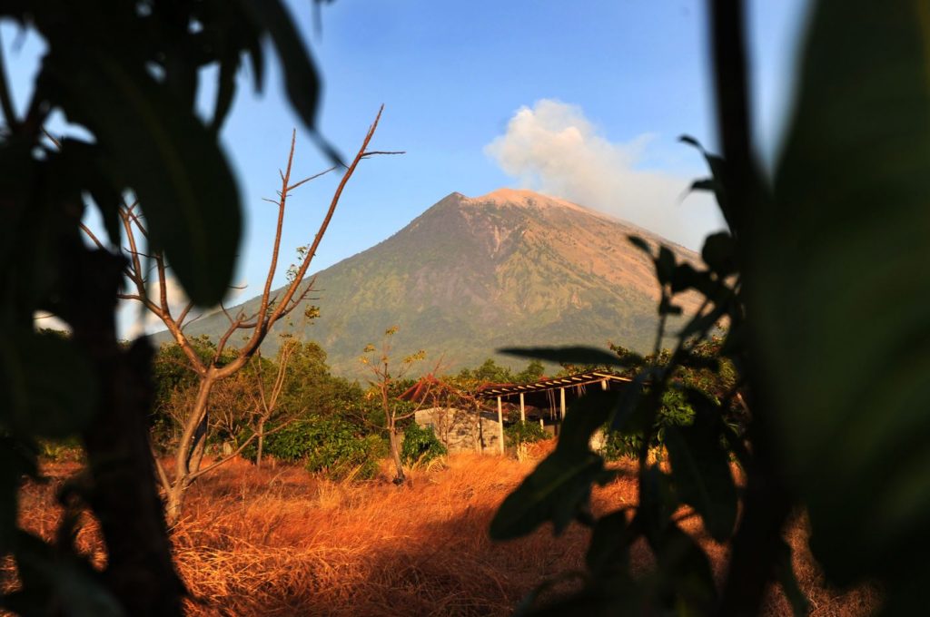 Bali, ceneri e fumo dal vulcano Agung