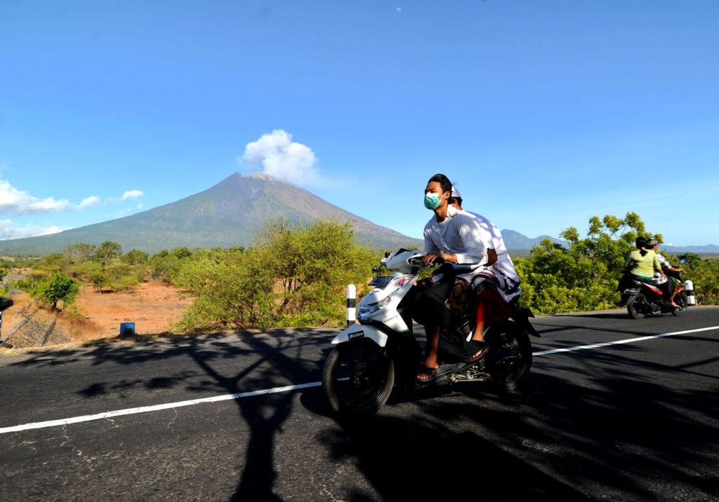 Bali, ceneri e fumo dal vulcano Agung