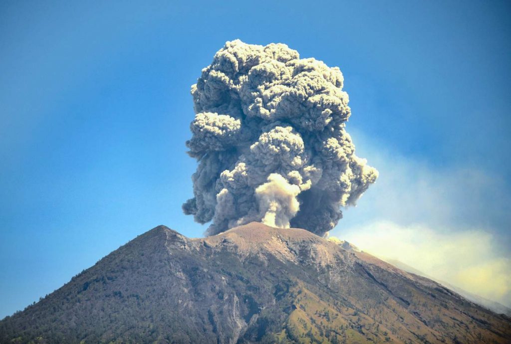 Bali, ceneri e fumo dal vulcano Agung