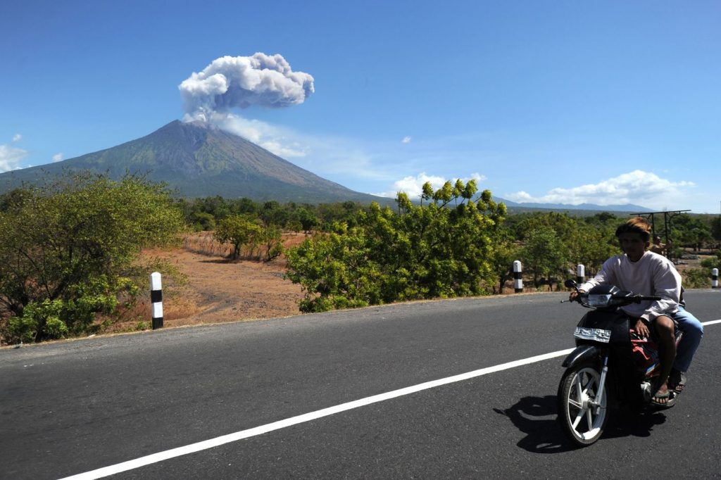 Bali, ceneri e fumo dal vulcano Agung