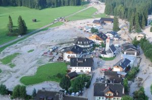 La colata detritica che il 5 agosto ha colpito l'abitato di Ferrara in val di Braies. Foto: USP