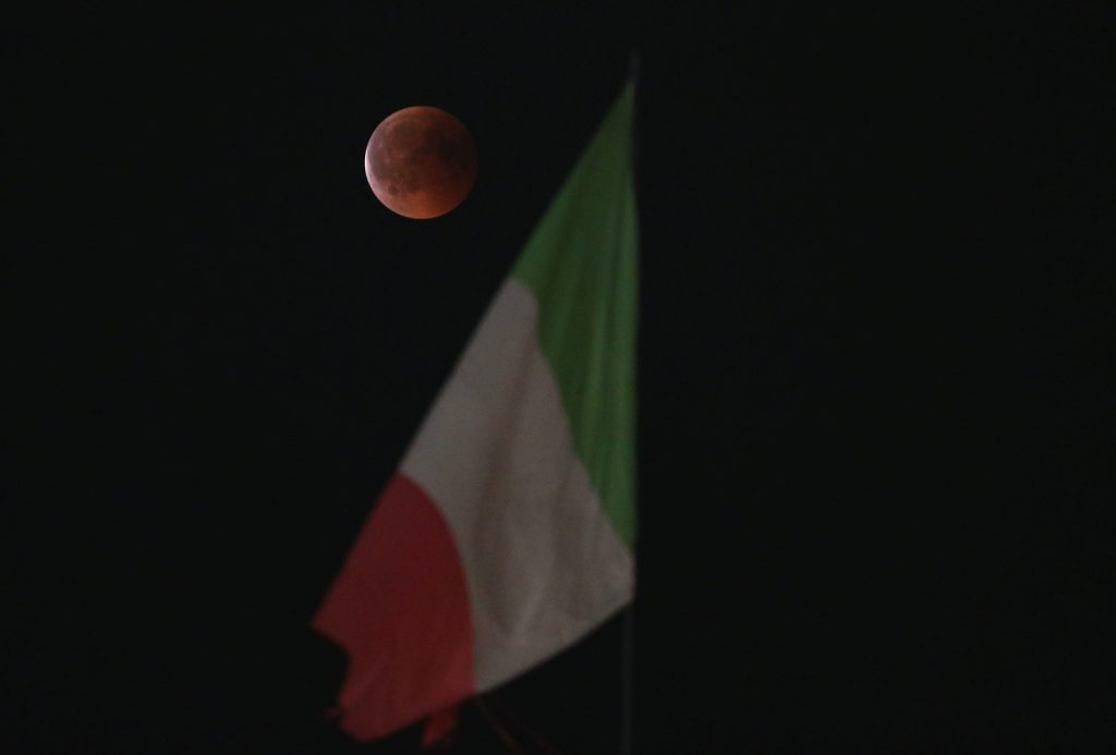 Milano, l’eclissi di luna più lunga del secoloMilano, l’eclissi di luna più lunga del secolo