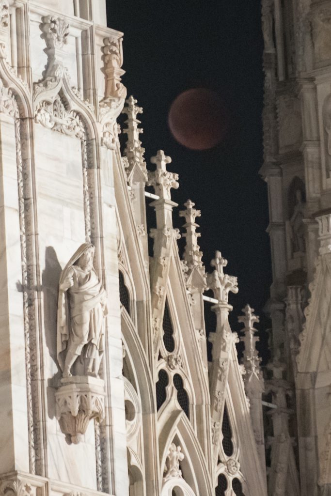 Milano, l’eclissi di luna più lunga del secoloMilano, l’eclissi di luna più lunga del secolo
