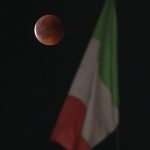 Eclissi lunare più lunga del secolo, è una notte magica con la Luna rossa: ecco FOTO e VIDEO mozzafiato dall’Italia e dal Mondo