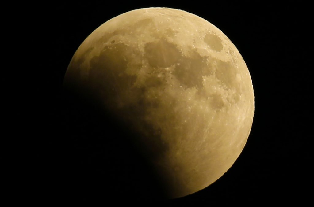 Mondo, l’eclisse di Luna più lunga del secoloMondo, l’eclisse di Luna più lunga del secolo