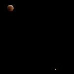 Eclissi lunare più lunga del secolo, è una notte magica con la Luna rossa: ecco FOTO e VIDEO mozzafiato dall’Italia e dal Mondo