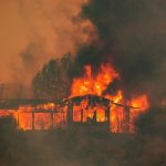 Gli incendi devastano la California: almeno 8 morti e 7 dispersi, “mai vista una tale distruzione” [GALLERY]