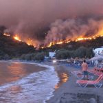 Grecia, incendi fuori controllo assediano Atene: almeno 50 morti e 556 feriti, migliaia in fuga dalle fiamme [FOTO e VIDEO]