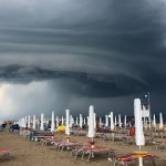 Allerta Meteo, Agosto spacca l’Italia in due: caldo al Sud, violenti temporali al Nord