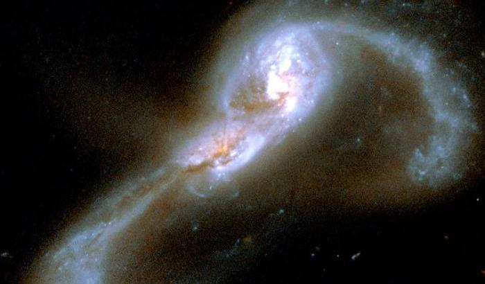 scontro galassie nasa hubble
