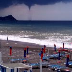 Meteo Italia LIVE: forte maltempo al Nord con freddo, nubifragi e tornado sulla Riviera di Levante mentre al Sud splende il sole e aumenta il caldo