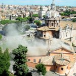 Roma, crolla il tetto della Chiesa di San Giuseppe dei Falegnami: danneggiato il Carcere Mamertino, unità cinofile in azione [FOTO LIVE]