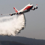 California, l’aereo antincendio più grande del mondo per domare le fiamme dei roghi [FOTO e VIDEO]
