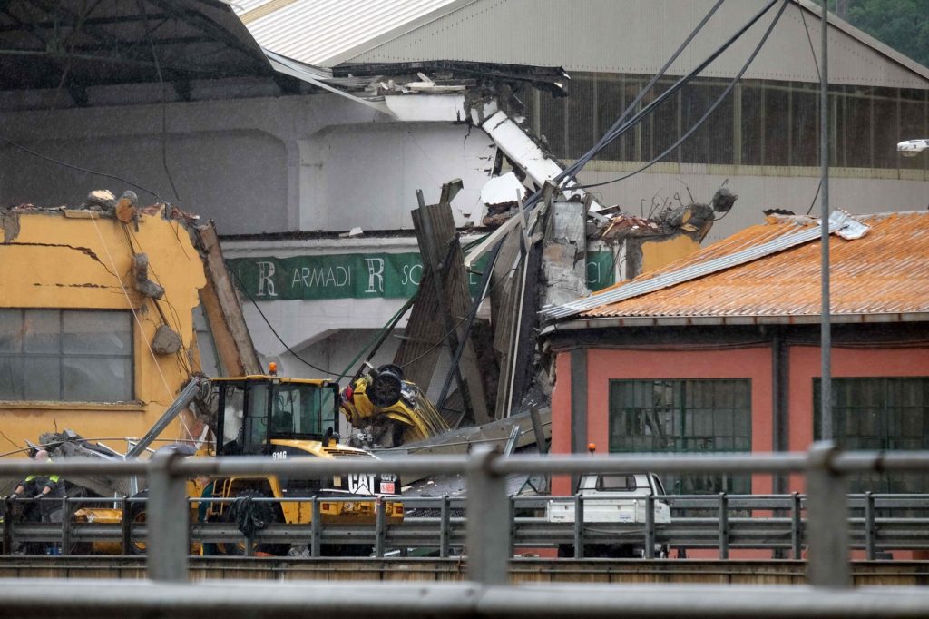 Genova, crolla ponte sull’A10Genova, crolla ponte sull’A10