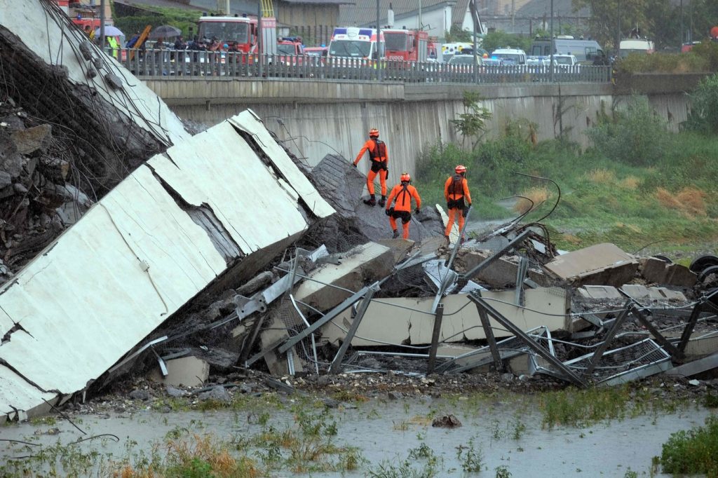 Genova, crolla ponte sull’A10Genova, crolla ponte sull’A10