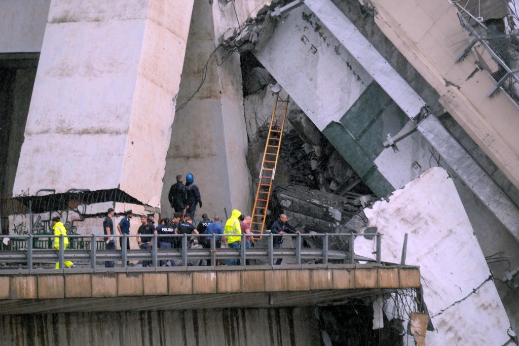 Genova, crolla ponte sull’A10Genova, crolla ponte sull’A10