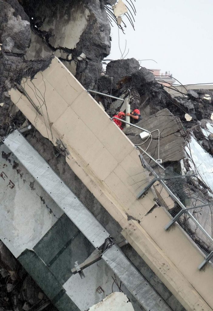 Genova, crolla ponte sull’A10Genova, crolla ponte sull’A10