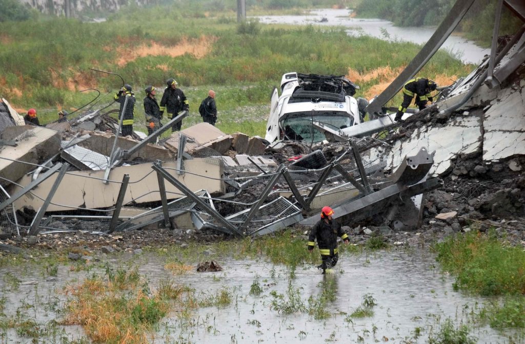 Genova, crolla ponte sull’A10Genova, crolla ponte sull’A10