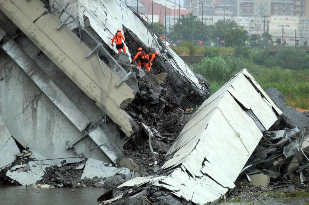 Genova, crolla ponte sull’A10Genova, crolla ponte sull’A10