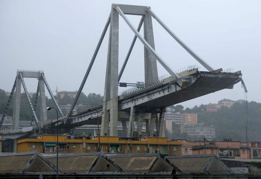 Genova, crolla ponte sull’A10Genova, crolla ponte sull’A10