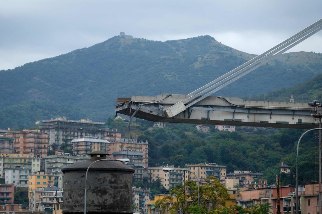 Genova, crolla ponte sull’A10Genova, crolla ponte sull’A10