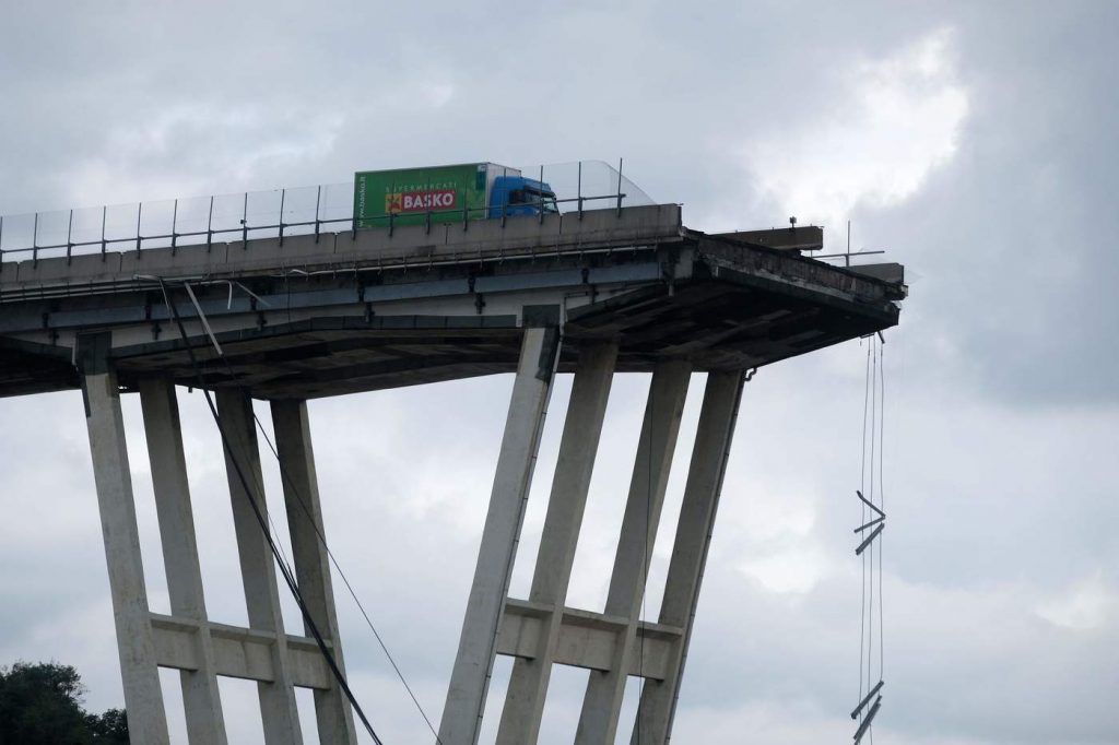 Genova, crolla ponte sull’A10Genova, crolla ponte sull’A10