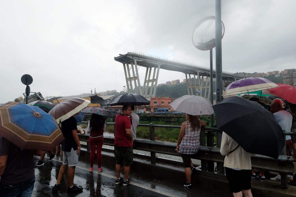 Genova, crolla ponte sull’A10Genova, crolla ponte sull’A10