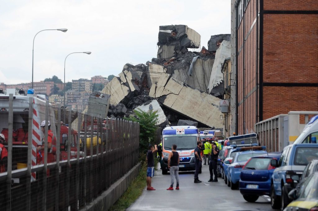 Genova, crolla ponte sull’A10Genova, crolla ponte sull’A10