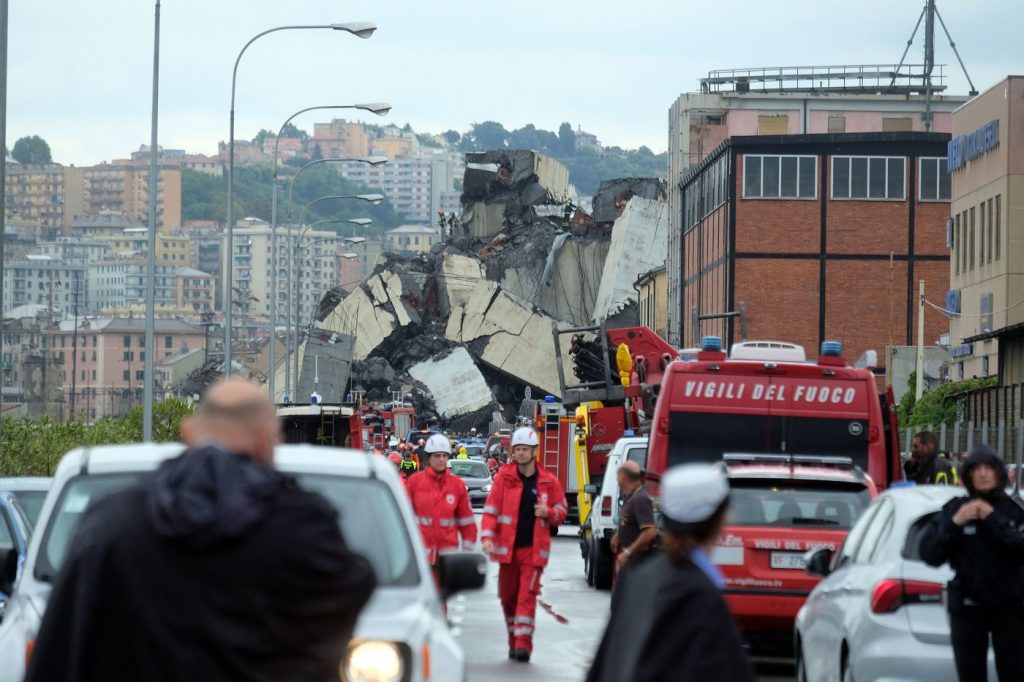 Genova, crolla ponte sull’A10Genova, crolla ponte sull’A10