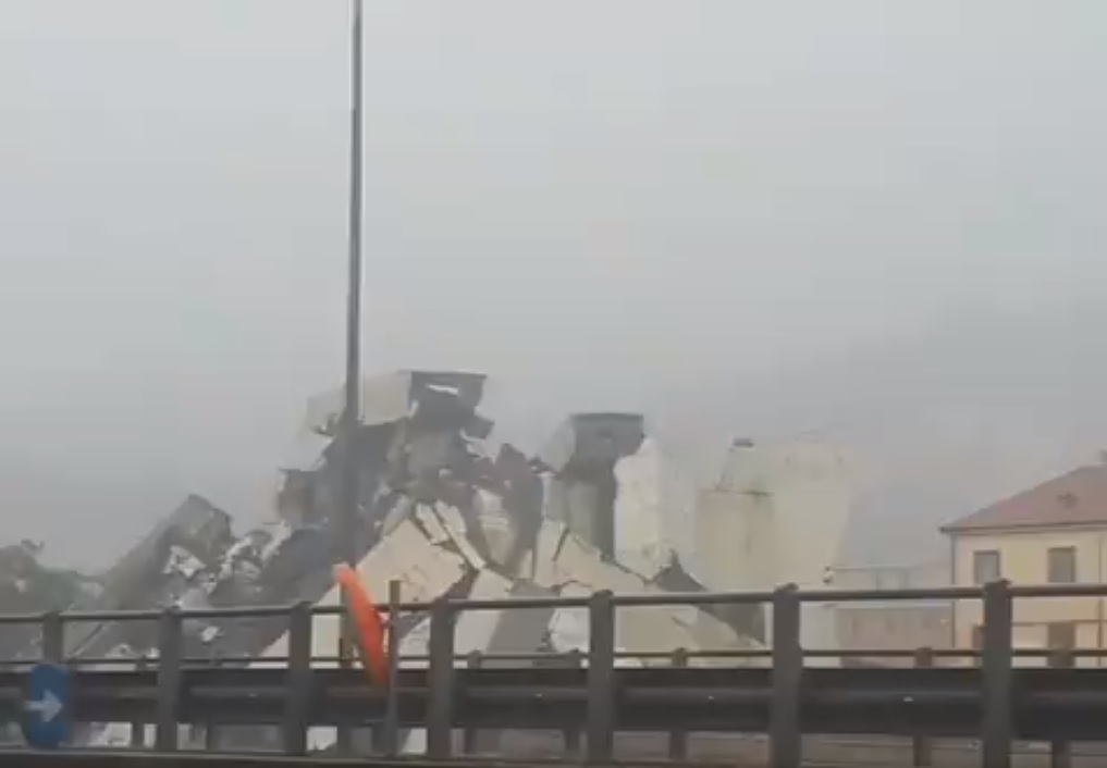 crollo ponte autostrada a10 genova
