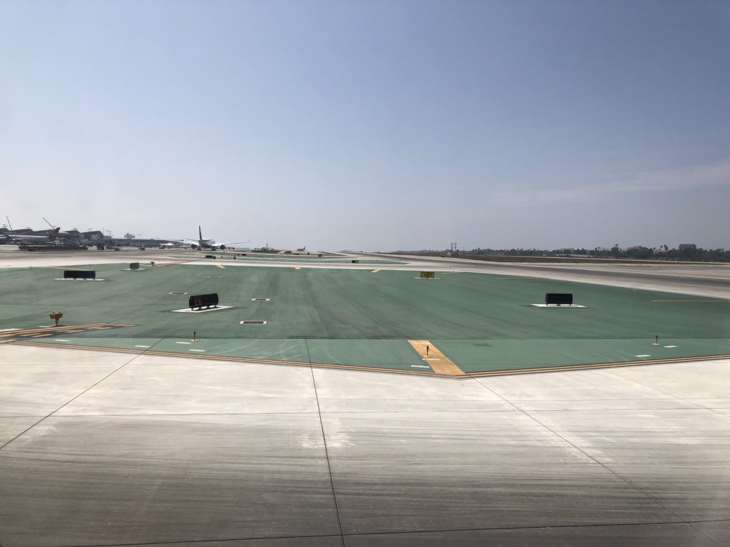 uomo invade pista aeroporto los angeles
