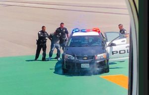 uomo invade pista aeroporto los angeles