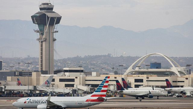 uomo invade pista aeroporto los angeles