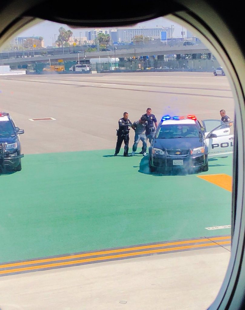 uomo invade pista aeroporto los angeles