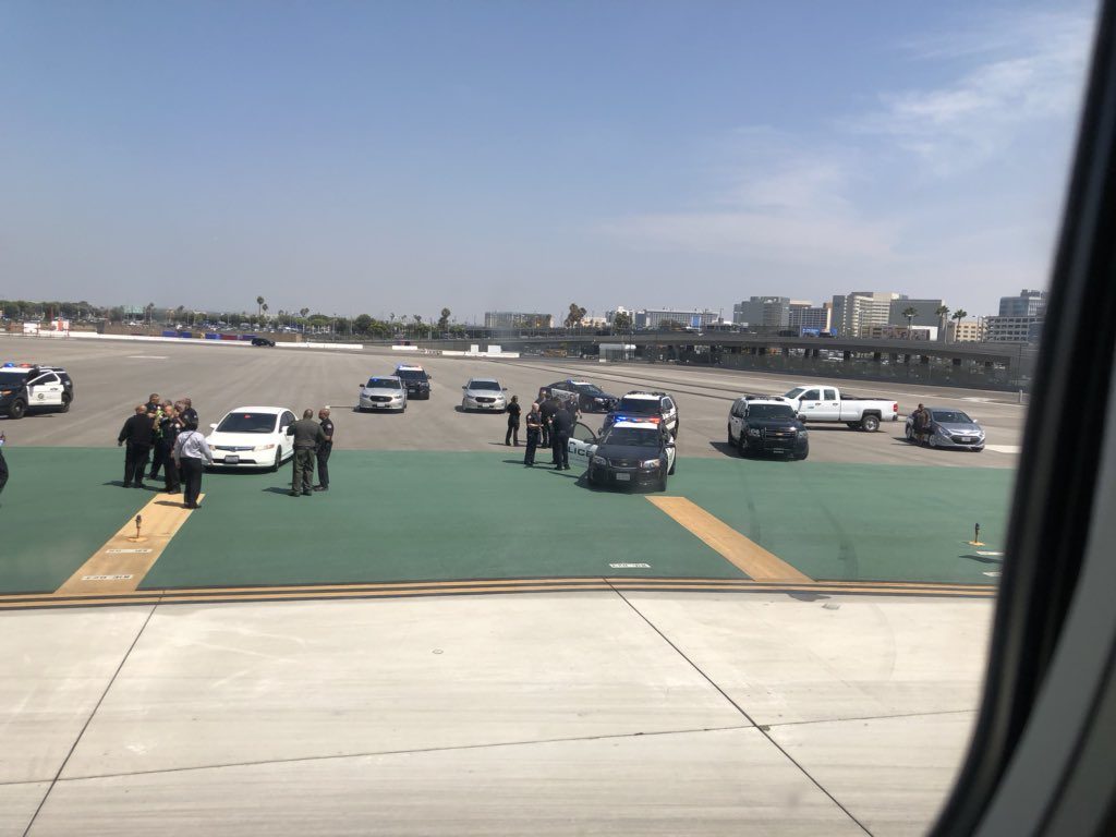 uomo invade pista aeroporto los angeles