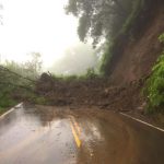 Hawaii, l’uragano Lane ha scaricato 900mm di pioggia con venti di oltre 100 km/h: decine di frane, “la spugna è piena” [FOTO e VIDEO]