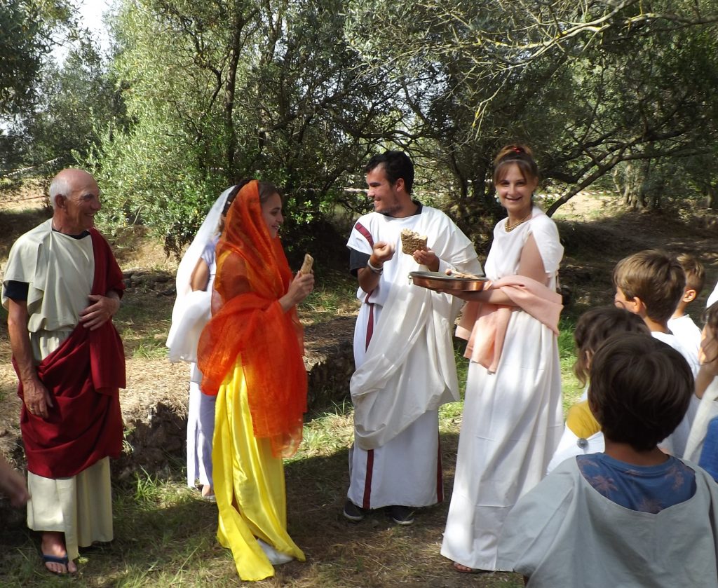 Il Laboratorio “Vivere come un romano”, una delle attività dell’Open day a Vada Volaterrana del 14 luglio scorso, al quale hanno partecipato più di 250 persone e che ha ricevuto il patrocinio del MIBACT-Anno Europeo del Patrimonio Culturale