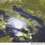 Allerta Meteo, nel mar Tirreno sta nascendo il Ciclone Mediterraneo che rischia di diventare un terribile “Medicane”: le MAPPE in diretta