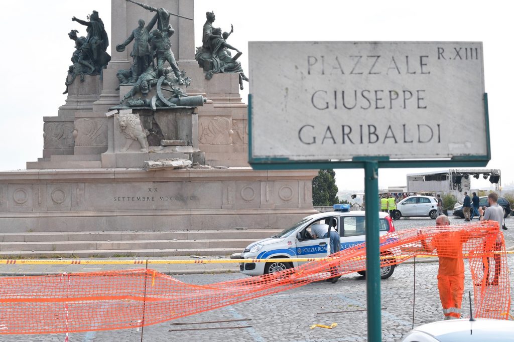 Roma, Fulmine danneggia il monumento a Garibaldi al Gianicolo