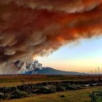 Pisa, incendio monte Serra: sale a 700 il numero degli evacuati, scuole chiuse anche domani. “Fate presto, il vento sta aumentando”
