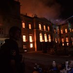 Incendio devasta il Museo Nazionale di Rio De Janeiro: “Persi 200 anni di lavoro, ricerca e conoscenza” [GALLERY]